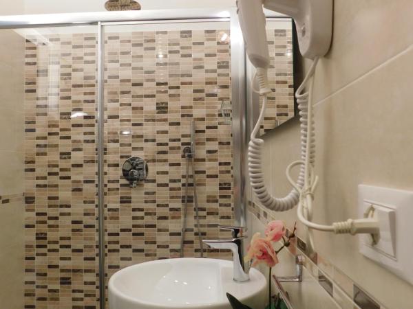 Porta alla Croce Guest House : photo 8 de la chambre chambre triple avec salle de bains privative