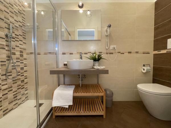 Porta alla Croce Guest House : photo 9 de la chambre chambre triple avec salle de bains privative