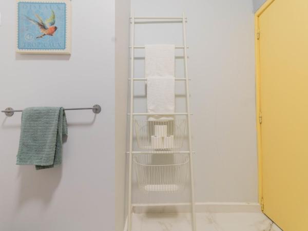 Casa Sá Noronha Old Town : photo 1 de la chambre chambre lits jumeaux avec salle de bains privative séparée