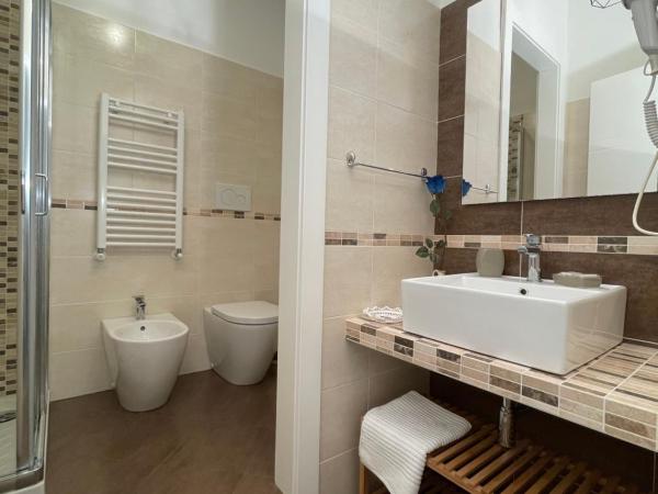 Porta alla Croce Guest House : photo 10 de la chambre chambre double avec salle de bains privative