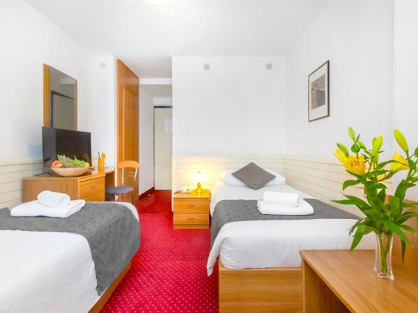 Hotel Jadran Šibenik : photo 3 de la chambre chambre lits jumeaux - vue sur ville