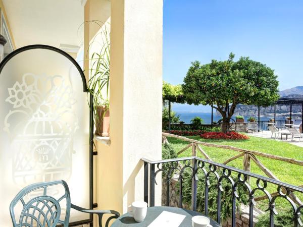 Grand Hotel Capodimonte : photo 2 de la chambre chambre deluxe double ou lits jumeaux