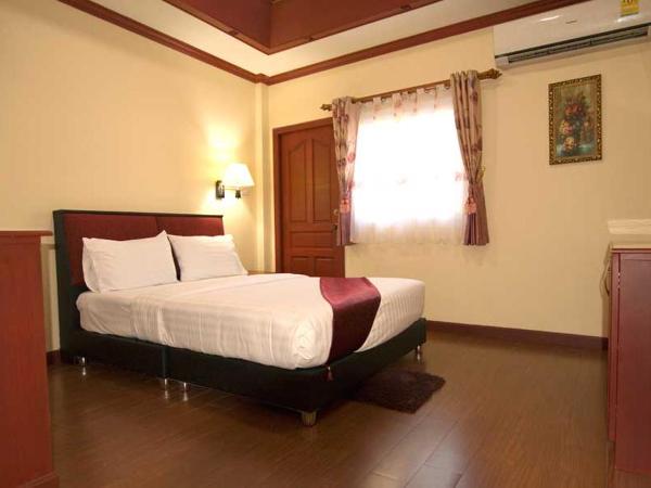 Bluebird Inn Pattaya : photo 1 de la chambre chambre lit queen-size avec balcon
