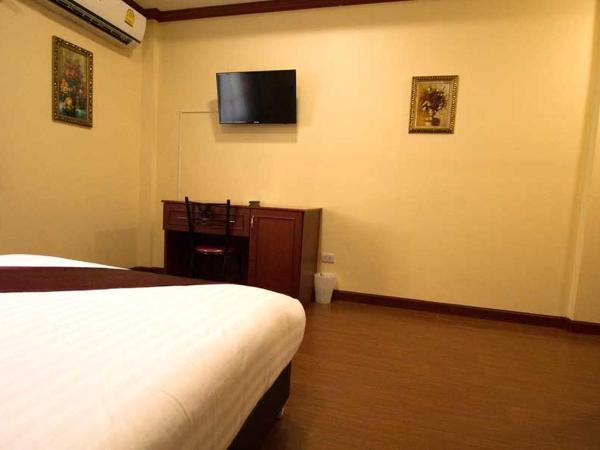 Bluebird Inn Pattaya : photo 3 de la chambre chambre lit queen-size avec balcon