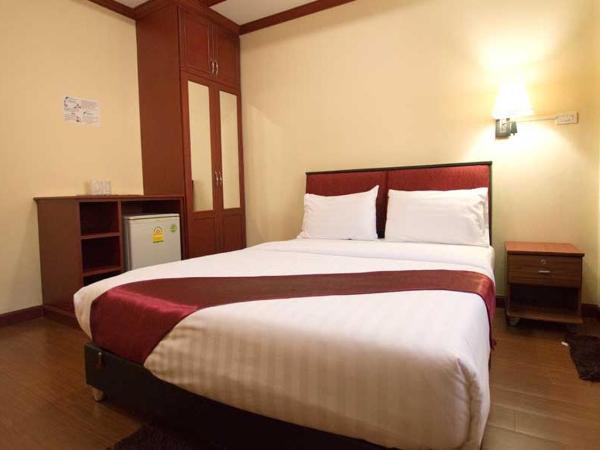 Bluebird Inn Pattaya : photo 2 de la chambre chambre lit queen-size avec balcon