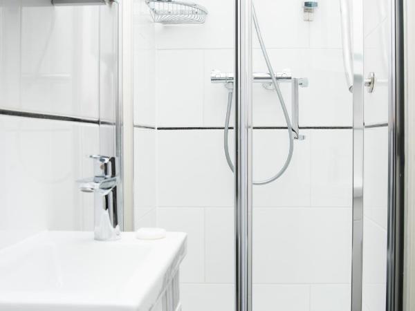 Hotel 63 : photo 2 de la chambre chambre double avec salle de bains privative