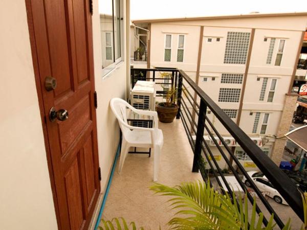 Bluebird Inn Pattaya : photo 3 de la chambre chambre double avec balcon
