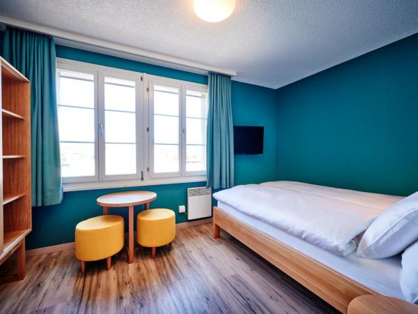 5th Floor Basic Rooms - shared bathrooms : photo 5 de la chambre (5e Étage) hébergement avec grand lit et salle de bains commune