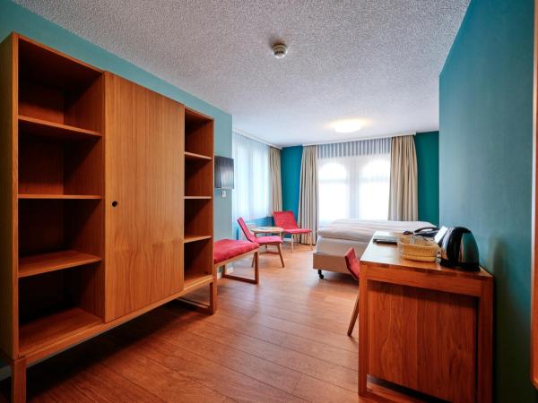5th Floor Basic Rooms - shared bathrooms : photo 2 de la chambre (5e Étage) chambre lits jumeaux avec douche