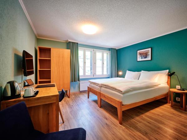 5th Floor Basic Rooms - shared bathrooms : photo 1 de la chambre (5e Étage) chambre lits jumeaux avec douche