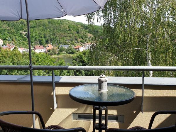 Penzion a Restaurace Simanda : photo 1 de la chambre chambre lits jumeaux avec balcon