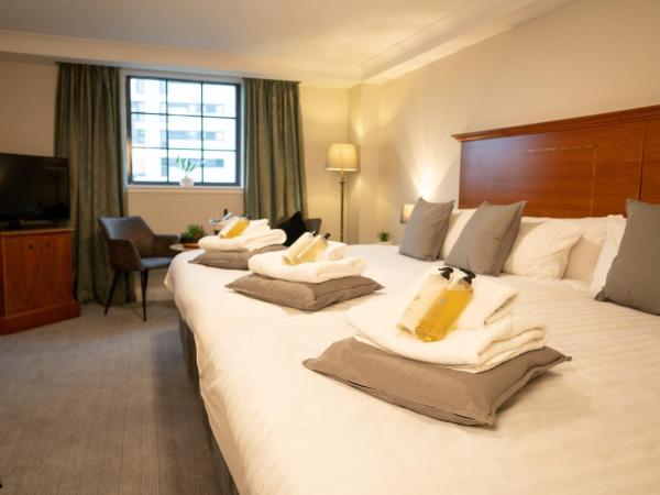 Glasgow Argyle Hotel, BW Signature Collection : photo 1 de la chambre family room with one double bed and one single beds
