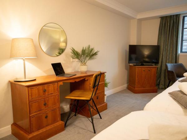 Glasgow Argyle Hotel, BW Signature Collection : photo 2 de la chambre family room with one double bed and one single beds