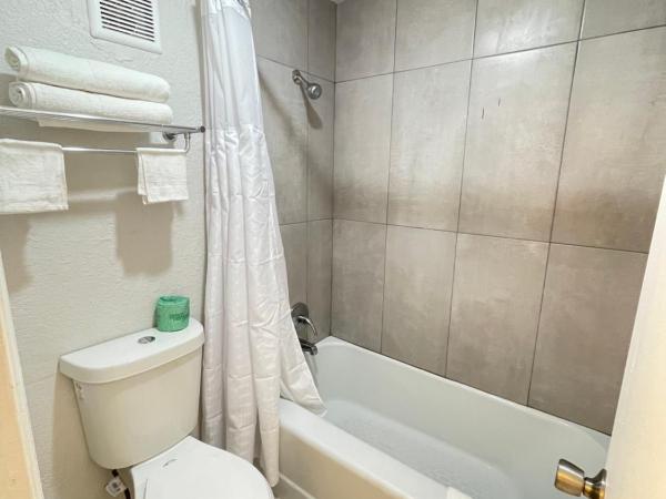 Developer Inn Orlando North, a Baymont by Wyndham : photo 4 de la chambre chambre lit king-size pour personnes à mobilité réduite - baignoire avec barres d’appui - non-fumeurs