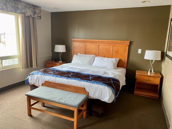 Super 8 by Wyndham Edmonton South : photo 1 de la chambre suite lit king-size exécutive