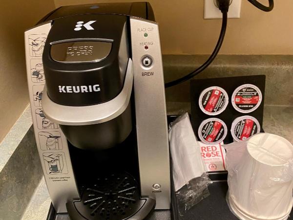 Super 8 by Wyndham Edmonton South : photo 4 de la chambre suite lit king-size exécutive