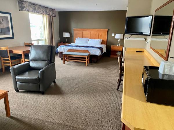 Super 8 by Wyndham Edmonton South : photo 2 de la chambre suite lit king-size exécutive