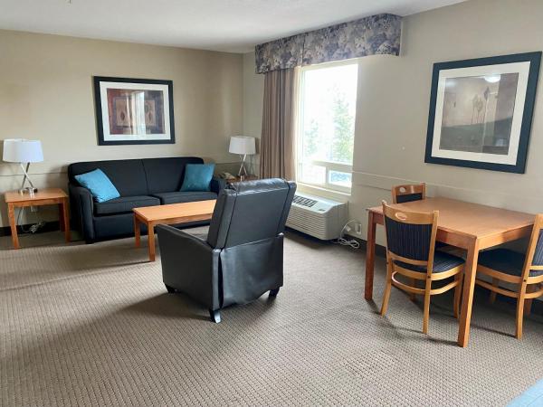 Super 8 by Wyndham Edmonton South : photo 3 de la chambre suite lit king-size exécutive