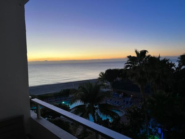Ocean Manor Tiki Sunset Retreat : photo 6 de la chambre chambre double deluxe avec balcon - vue sur mer