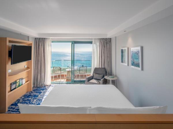 Crowne Plaza Sydney Coogee Beach, an IHG Hotel : photo 1 de la chambre chambre lit king-size avec balcon - côté océan