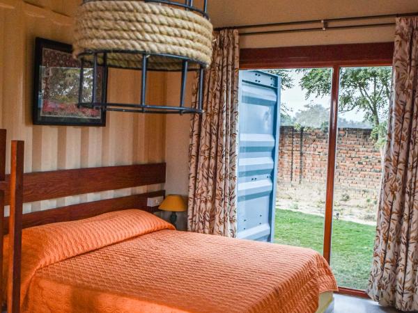 Tree of Life Ecotainers Agra : photo 2 de la chambre chambre lit queen-size - vue sur jardin