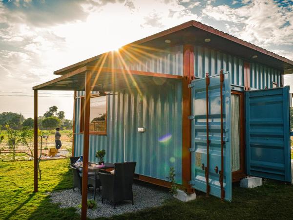 Tree of Life Ecotainers Agra : photo 4 de la chambre chambre lit queen-size - vue sur jardin