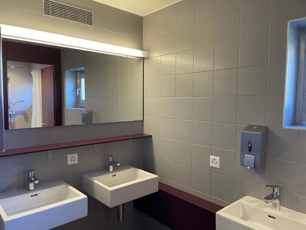 Lausanne Youth Hostel Jeunotel : photo 3 de la chambre chambre simple avec salle de bains commune