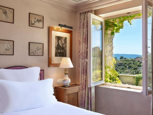 Airelles Gordes, La Bastide : photo 2 de la chambre chambre de luxe côté vallée