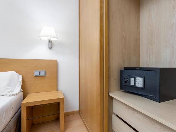 Daniya Alicante : photo 2 de la chambre chambre lits jumeaux avec lit d'appoint (2 adultes + 2 enfants)