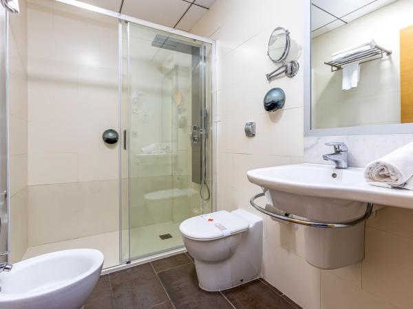 Daniya Alicante : photo 2 de la chambre chambre lits jumeaux avec lit d'appoint (2 adultes + 1 enfant)