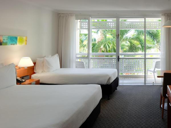 Cairns Harbourside Hotel : photo 2 de la chambre chambre triple standard avec lits simple et king-size