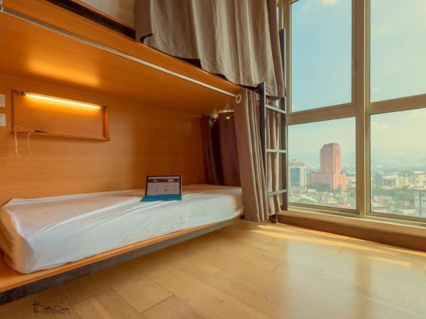 Penthouse on 34 - The Highest Unit and Best Views in Regalia & Private Rooftop Terrace : photo 1 de la chambre lit dans dortoir mixte de 4 lits