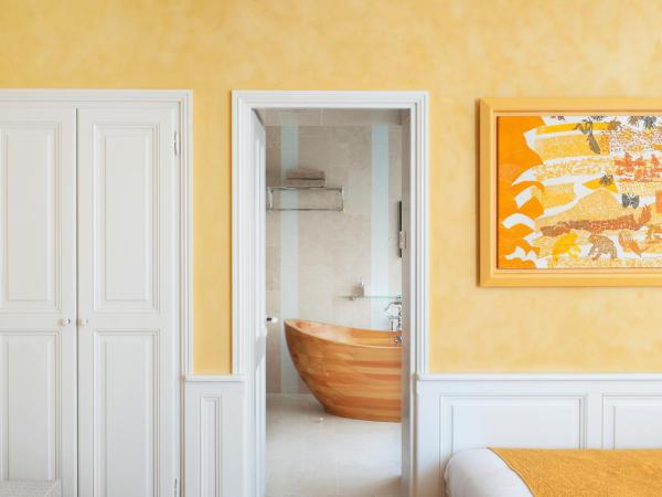Chambres d'Hôtes Eden Ouest : photo 6 de la chambre suite jaune avec hammam privé