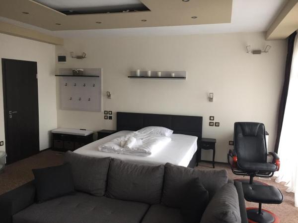 Vulkán Wellness Panzió : photo 8 de la chambre suite lit king-size avec balcon