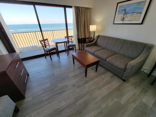 Coastal Hotel & Suites Virginia Beach - Oceanfront : photo 4 de la chambre suite lit king-size avec douche accessible en fauteuil roulant - non-fumeurs