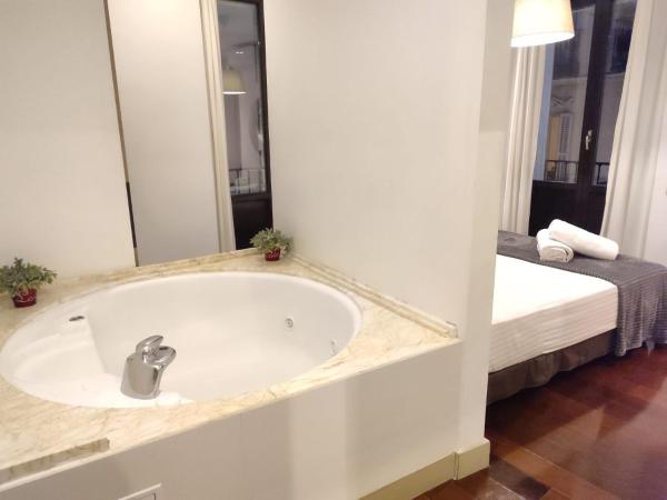 Madrid House Rooms : photo 6 de la chambre chambre lit queen-size avec baignoire spa