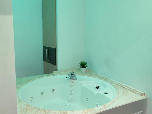 Madrid House Rooms : photo 7 de la chambre chambre lit queen-size avec baignoire spa