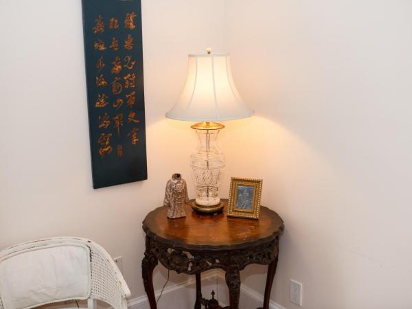 The Esplanade Guesthouse Mansion : photo 9 de la chambre chambre lit queen-size avec balcon