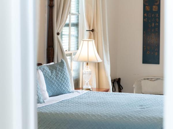 The Esplanade Guesthouse Mansion : photo 6 de la chambre chambre lit queen-size avec balcon