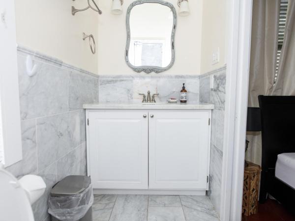 The Esplanade Guesthouse Mansion : photo 2 de la chambre chambre lit queen-size avec balcon