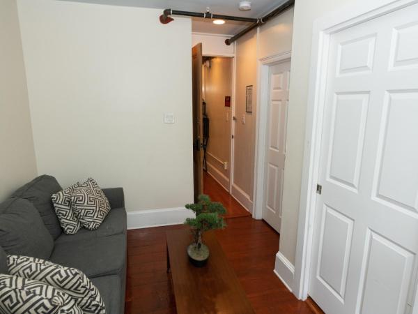 The Esplanade Guesthouse Mansion : photo 10 de la chambre chambre lit queen-size avec balcon