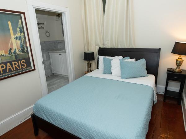 The Esplanade Guesthouse Mansion : photo 8 de la chambre chambre lit queen-size avec balcon