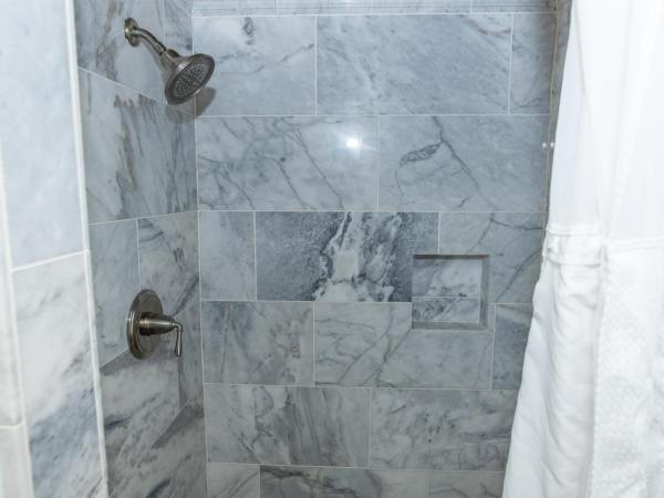 The Esplanade Guesthouse Mansion : photo 7 de la chambre chambre lit queen-size avec balcon