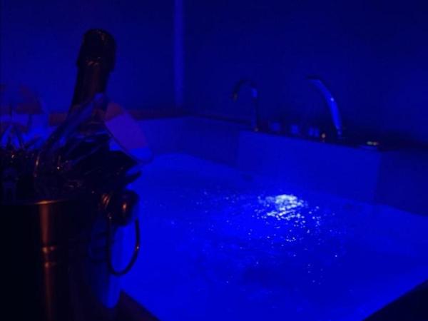 Via Trento 30 : photo 7 de la chambre suite lit king-size avec baignoire spa