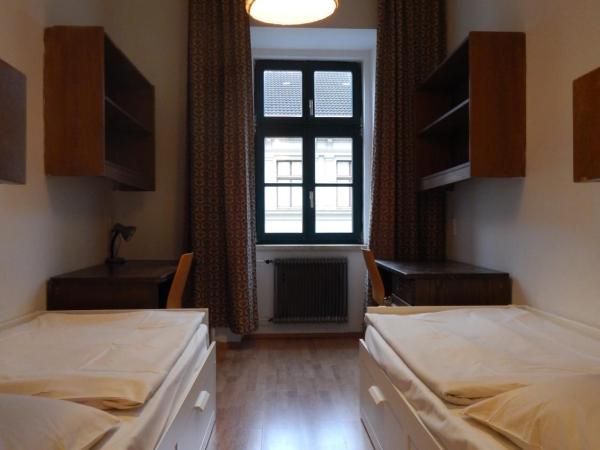 DORMitory : photo 3 de la chambre chambre lits jumeaux avec salle de bains commune