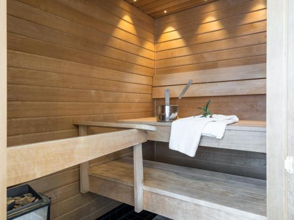 Hiisi Hotel Helsinki Jätkäsaari : photo 1 de la chambre suite junior avec sauna