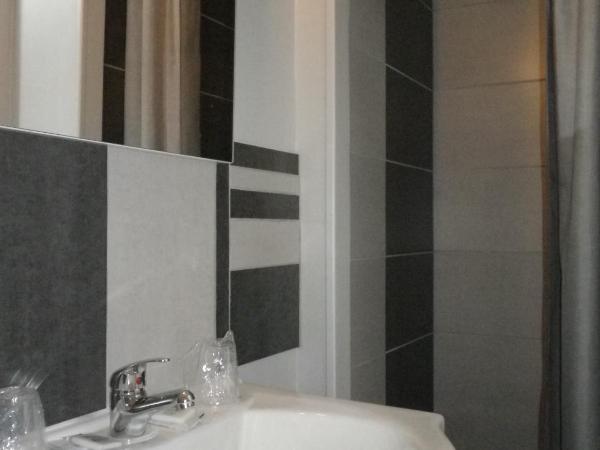 Hôtel De Normandie : photo 8 de la chambre chambre double avec toilettes communes