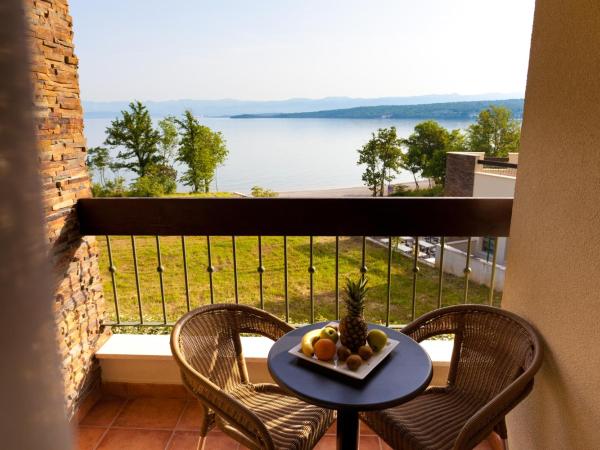 Blue Waves Resort : photo 6 de la chambre chambre double supérieure avec balcon - vue sur mer