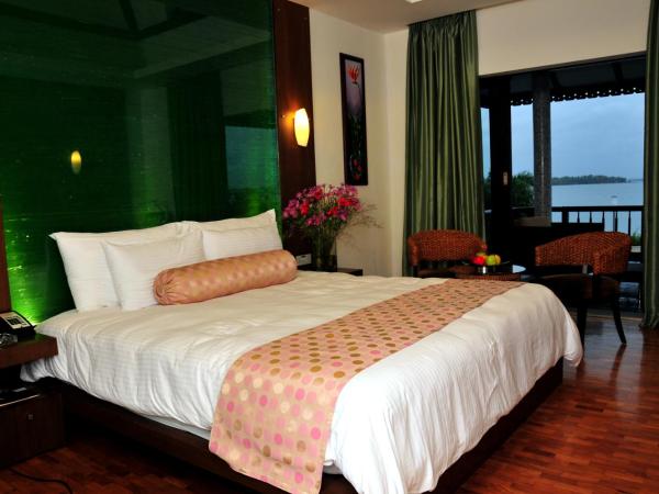 Ramada Resort by Wyndham Kochi : photo 6 de la chambre cottage avec vue sur le lac