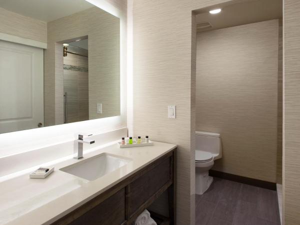 Marina del Rey Hotel : photo 3 de la chambre chambre lit king-size - vue sur ville